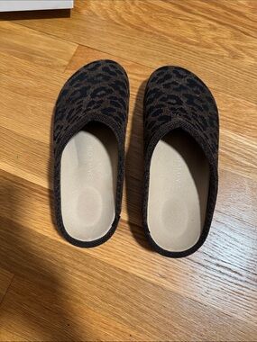 Rothy’s Size 7 Slip-On Women's Clogs in Black and Brown Leopard